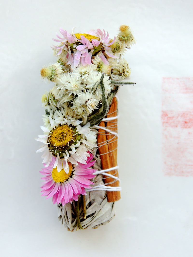 Mahala_The_Floral_Smudge_Stick_White_Sage_Cinnamon_Acroclinium_Anaphalis