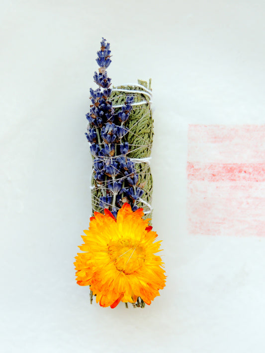 Mahala_The_Floral_Smudge_Stic_Cedar_Lavande_de_Provence_Helichrysum